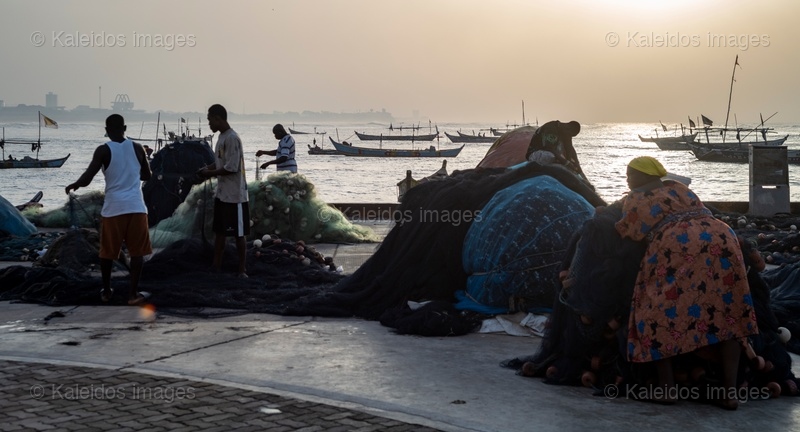 Accra; Ghana; Jamestown; fishing harbour; fisherman; woman; fish trader; pagne; waiting; landing; nets; backlight; sunrise; Ga Mashie community; artisanal fishing; women's role; daily life; Gulf of Guinea; West Africa; historic district; documentary photography; Kaleidos; Kaleidos images; La parole à l'image; Stories & Pictures; Tarek Charara

Suite… Il y a deux halls de 